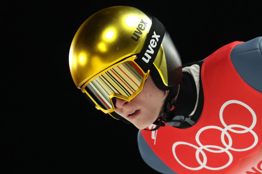 FIS дала нейтральный статус российскому вице чемпиону Олимпиады Российские прыгуны на лыжах с трамплина Михаил Назаров и Данил Садреев получили нейтральный статус для участия в соревнованиях под эгидой Международной федерации лыжного спорта и сноуборда FIS Садреев на Олимпиаде 2022 года взял серебро в соревнованиях смешанных команд Также нейтральный статус получили шесть представителей вспомогательного персонала российских спортсменов Президент Федерации прыжков на лыжах с трамплина и лыжного двоеборья России Дмитрий Дубровский сказал Матч ТВ что Садреев и Назаров ждут шенгенских виз на этой неделе после чего смогут отправиться на Турне четырех трамплинов в Германии и Австрии и этапы Кубка мира в японском Саппоро Для попадания на Олимпиаду нужно будет иметь порядка 20 очков Кубка мира Это надо где то два раза попасть в 20 ку уточнил Дубровский условия отбора на Игры 2026 Getty Images Подписаться на РБК Спорт