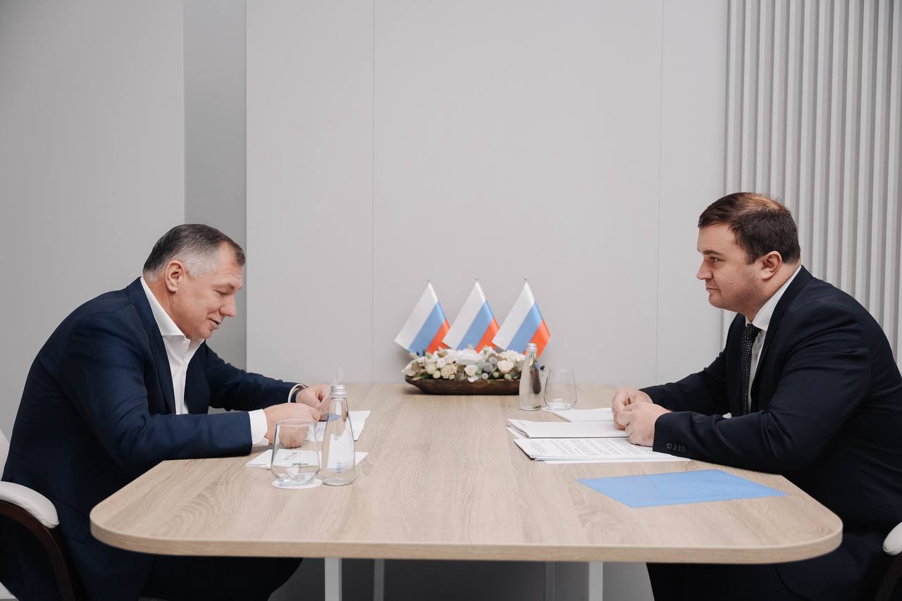 Вице премьер Хуснуллин и губернатор Хоценко обсудили Северной обход и набережную Тухачевского Губернатор Омской области Виталий Хоценко представил зампреду правительства России Марату Хуснуллину ход реализации крупных инфраструктурных проектов региона В частности обсуждались работы по строительству Северного обхода Омска и продолжению благоустройства набережной Тухачевского от улицы Фрунзе до улицы Таубе Подробнее на сайте