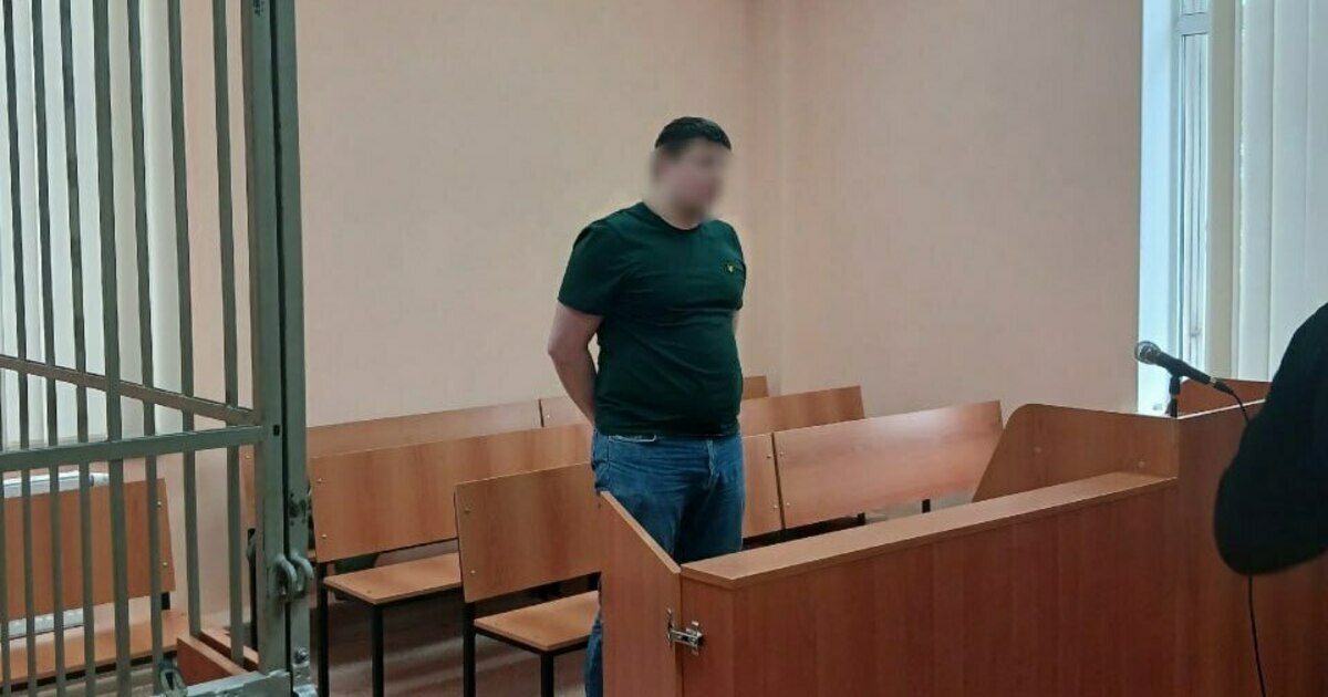 Укусил полицейского за бедро калининградец получил два года колонии Инцидент произошёл в ночь на 26 апреля 2025 года В одну из квартир на улице Людмилы Шевцовой прибыли полицейские после сообщения о нарушении порядка Мужчина вёл себя агрессивно громко ругался и отказывался подчиняться требованиям сотрудников При попытке задержания он схватил полицейского за форму и попытался ударить а после укусил другого за бедро В ходе суда обвиняемый частично признал вину Его действия были квалифицированы по ч 2 ст 318 УК РФ Применение насилия опасного для жизни и здоровья в отношении представителя власти Отягчающим обстоятельством стало состояние алкогольного опьянения смягчающим наличие малолетнего ребёнка на иждивении Суд назначил наказание в виде двух лет лишения свободы с отбыванием в колонии общего режима Приговор пока не вступил в законную силу