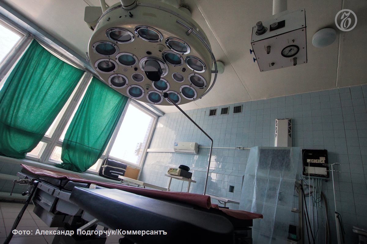 В России снижается число операций по уменьшению желудка для борьбы с лишним весом обратил внимание Ъ Если в 2023 году было проведено 9 6 тыс таких операций то за девять месяцев 2025 года всего 6 7 тыс Параллельно растет популярность медикаментозных препаратов для снижения веса на основе семаглутида и тирзепатида На аналоги Оземпика россияне за январь август 2025 года потратили 16 8 млрд руб Опрошенные Ъ врачи согласны что многим пациентам стоит начать с медикаментозного лечения и лишь потом прибегать к хирургическому вмешательству Однако они предупреждают что новые препараты должны приниматься по медицинским показаниям и под контролем врача а после их отмены вес может быстро вернуться обратно Ъузнал