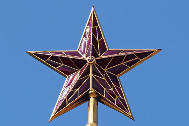 24 октября 1935 г 90 лет назад На Спасской башне Московского Кремля установлена первая пятиконечная звезда До 1935 года шпили кремлевских башен в Москве украшали геральдические двуглавые орлы Первого двуглавого орла водрузили на вершине шатра Спасской башни в 50 х годах 17 в Позднее русские гербы были установлены на самых высоких башнях Кремля Никольской Троицкой Боровицкой В октябре 1935 г над Кремлем вместо двуглавых царских орлов появились пятиконечные звезды Первая звезда была установлена на Спасской башне 24 октября К 1 ноября 1935 года звезды украсили Никольскую Троицкую и Боровицкую башни Звезды были изготовлены из нержавеющей стали и красной меди знаки серпа и молота были выложены горным хрусталем аметистами александритами топазами и аквамаринами Освещенные снизу прожекторами первые звезды украшали Кремль два года но под действием атмосферных осадков самоцветы потускнели и потеряли свой праздничный вид К 20 летнему юбилею революции они были заменены на рубиновые звезды