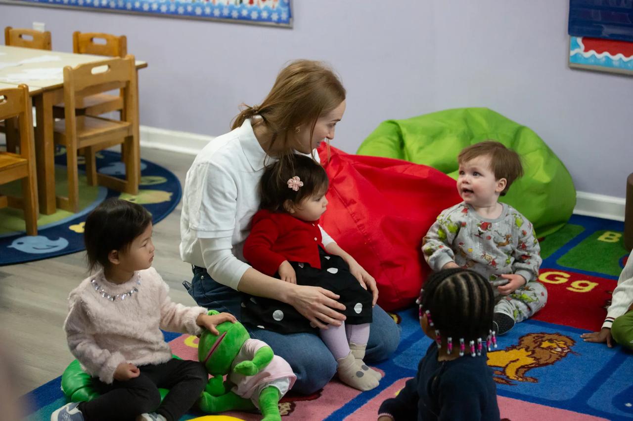 Администрация Трампа хочет заморозить 10 млрд соцпомощи для демократических штатов Белый дом объявил о планах заморозить около 10 млрд федеральных денег которые идут на социальную помощь в демократических штатах В списке Нью Йорк Калифорния Иллинойс Миннесота и Колорадо Речь о программах поддержки бедных семей детских садах и социальных выплатах пишет THE CITY Это означает меньше пособий для семей с низким доходом сокращение субсидий на детские сады и группы продленного дня а также урезание программ соцподдержки на местном уровне Власти штатов будут вынуждены либо закрывать программы либо искать экстренное финансирование Администрация Трампа объясняет решение борьбой с мошенничеством и защитой денег налогоплательщиков При этом Минздрав США не привел доказательств нарушений в большинстве штатов Реальный скандал был только в Миннесоте после него губернатор Тим Уолз отказался идти на новый срок Подписывайтесь Телеграм ЧЕРЕДОВ Нью Йорк Youtube канал БЮРО