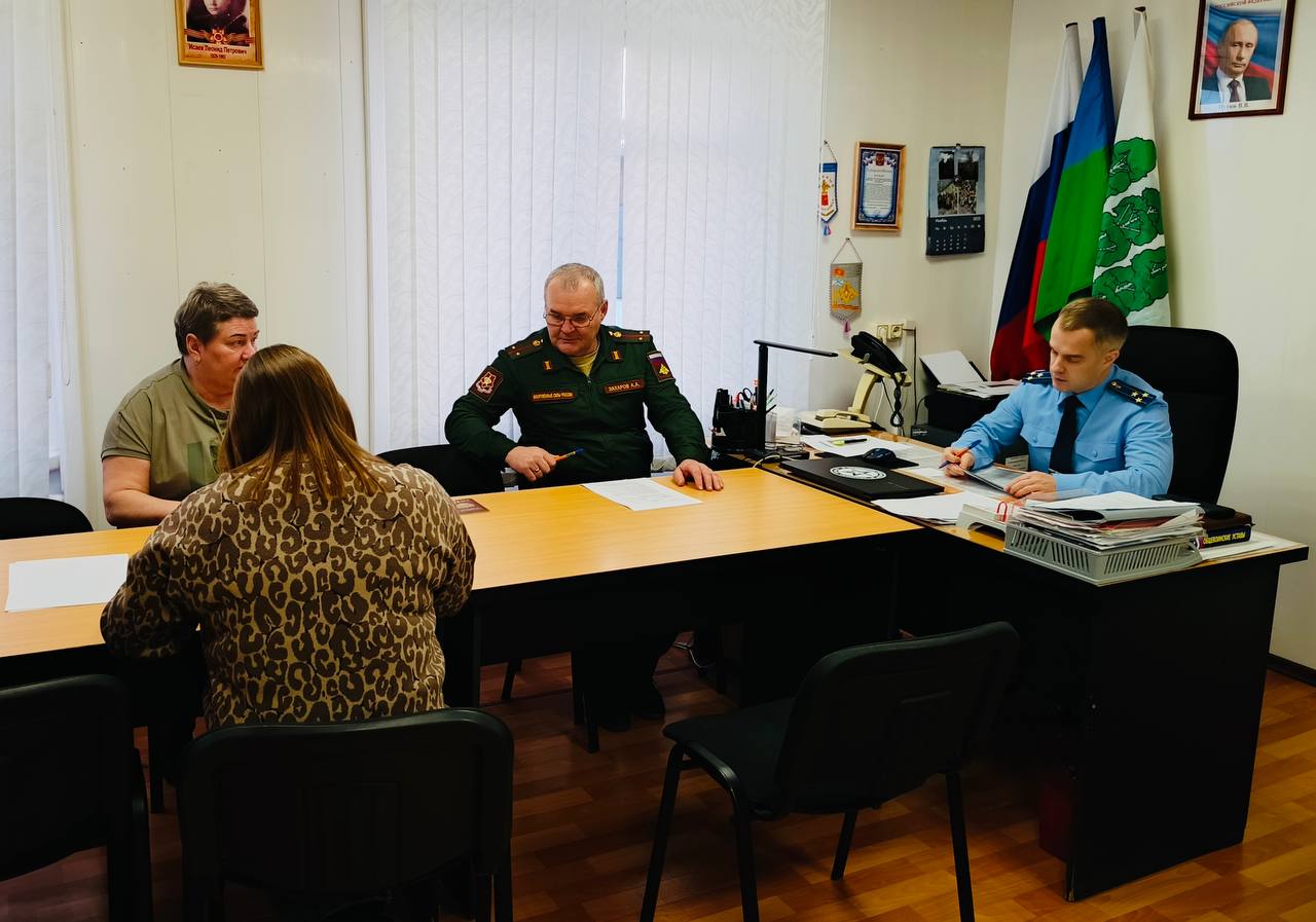 Прокурор Берёзовского района Роман Жуков совместно с представителем Фонда Защитники Отечества и военным комиссаром Берёзовскогорайона провел личный прием участников специальной военной операции и членов их семей Заявители обратились по вопросам оказания социальной поддержки а также установления юридического факта позволяющего получить соответствующие выплаты Гражданам оказана необходимая правовая помощь разъяснены положения действующего законодательства
