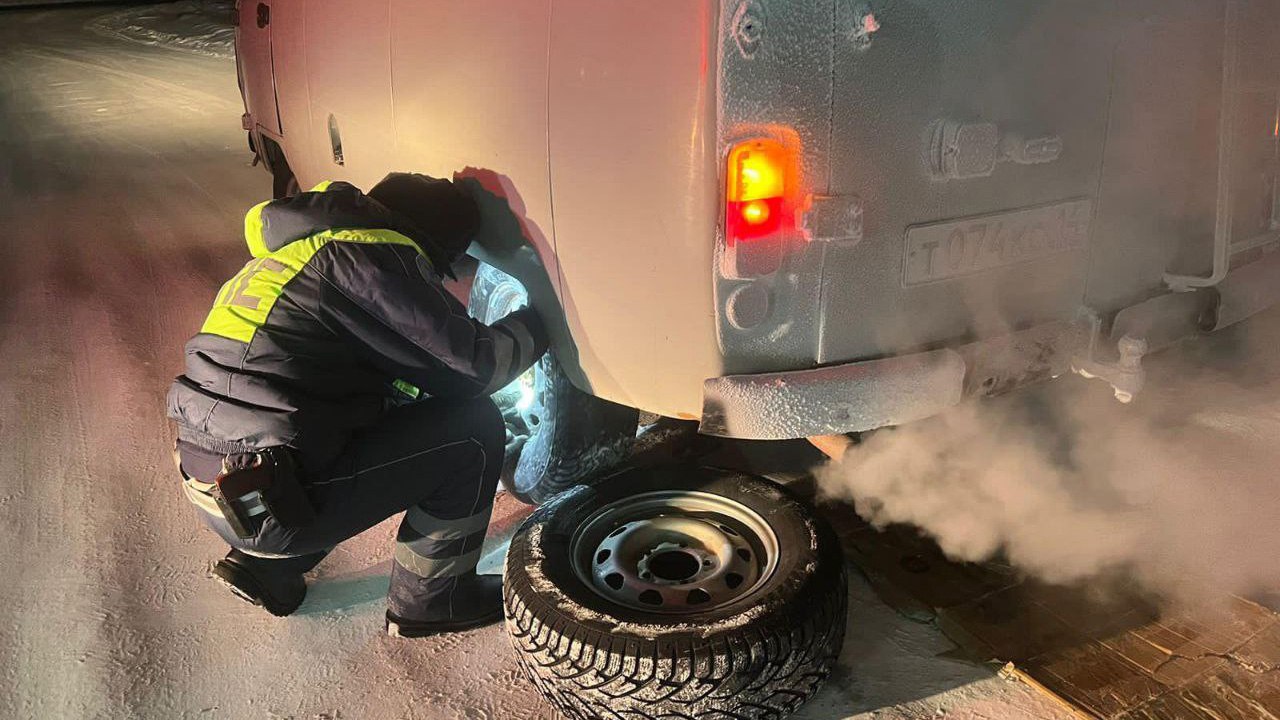 Сотрудники Госавтоинспекции оказали помощь водителю на автодороге "Вилюй"  6 января в 02:00 госавтоинспекторы Отдела МВД России по Сунтарскому району на федеральной автодороге "Вилюй" оказали помощь водителю "УАЗ" с неисправностью колеса. Об этом сообщили в пресс-службе МВД по Республике Саха  Якутия .  Полицейские помогли пожилому водителю и его пассажиру поменять колесо и сопроводили в ближайший сервис. Выяснилось, что путники следуют в Якутск из Оленька.   Госавтоинспекторы призывают всех участников дорожного движения быть внимательными друг к другу и никогда не забывать о северной взаимовыручке на дорогах.