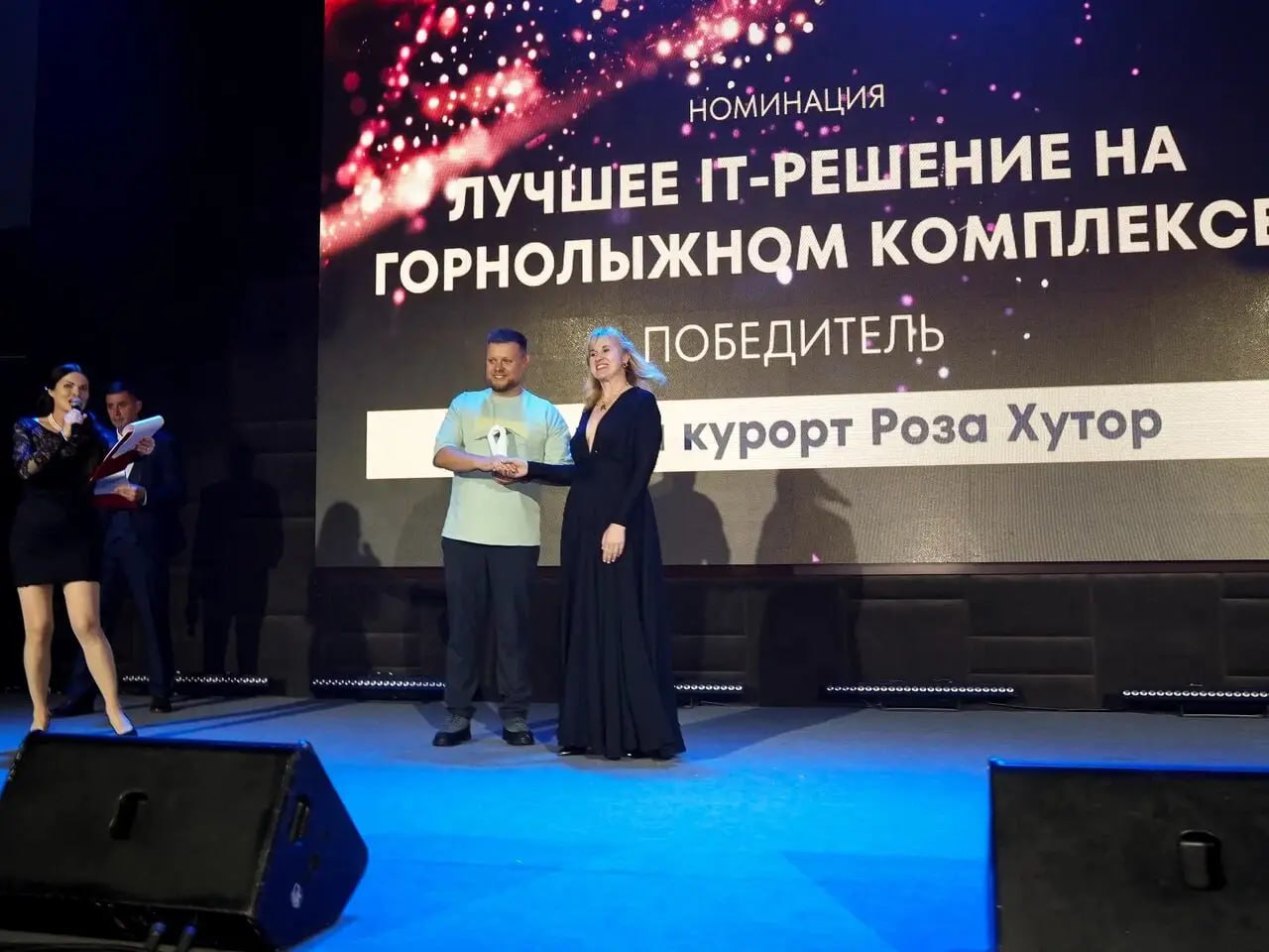 Во время церемонии награждения премией Ski Business Award были награждены курорты компании и люди которые внесли вклад в развитие горнолыжной индустрии в прошедшем году Среди победителей курорт Роза Хутор в горах Сочи который выиграл в двух номинациях Лучший курорт для спортивных сборных и Лучший курорт по инфраструктуре курорт Сорочаны в Подмосковье номинация Лучший комплекс для соревнований горнолыжный клуб Гая Северина номинация Лучший клуб Курорт Красная Поляна стал победителем в номинации Лучший горнолыжный курорт для летнего отдыха Фото Пресс служба премии Ski Business Award