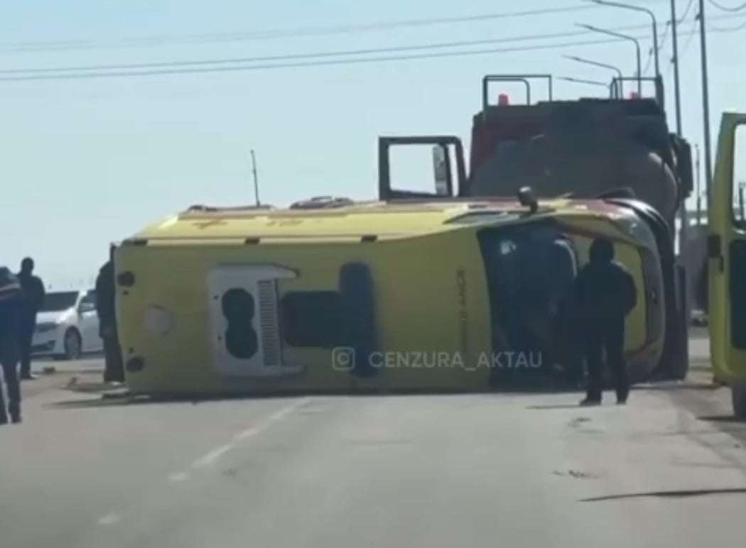 Машина скорой помощи перевернулась при ДТП в Мангистауской области  ДТП произошло на трассе Жетыбай-Мунайшы. В результате столкновения автомобиля ВАЗ и кареты скорой помощи, машина скорой перевернулась.  Как сообщает Lada.kz, 10 марта водитель ВАЗ врезался в машину скорой помощи. После чего карета медицинской помощи опрокинулась.  «На водителя ВАЗ составили административный протокол по статье 610 КоАП РК «Нарушение водителями ПДД, повлекшее повреждение транспортных средств, причинившее материальный ущерб». Пострадавших нет», – сообщили в пресс-службе департамента полиции Мангистауской области.  Стоит отметить, что наказание за нарушение данной статьи предусматривает штраф в размере 20 МРП  78 640 тенге  или лишение прав на срок до шести месяцев.   Скриншот с видео      /CentralMediaNews