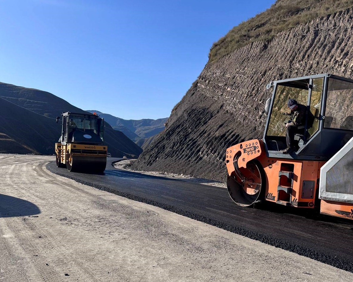 Правительство Дагестана направит 13 3 млн рублей на восстановление дорог пострадавших в результате ЧС в Ахтынском Буйнакском Кайтагском и Рутульском районах   Средства будут направлены на восстановление транспортных артерий регионального значения и искусственных сооружений на них поврежденных в период с октября по ноябрь 2025 года   В Ахтынском районе отремонтируют участки дороги Ахты Курукал Хнов с подъездом к детскому санаторию в Буйнакском и Кайтагском мосты в Рутульском участок трассы Рутул Лучек Джиных Мухах госграница с Азербайджаном