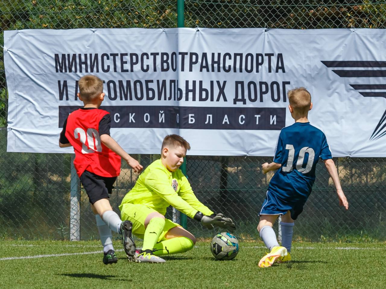 С 1 по 3 мая состоялся масштабный детский чемпионат по футболу, организованный АФК «Авангард» Курск В связи с невозможностью проведения фестиваля в городе Курске из-за действующего режима чрезвычайной ситуации и контртеррористической операции федерального значения, данное мероприятие прошло в городе Старый Оскол. На футбольном газоне встретились 24 команды, 48 тренеров и 384 юных футболиста 12-13 лет из приграничных регионов. В рамках мероприятия также состоялись патриотические выезды к Мемориалу «Курская битва» в посёлке Поныри Курской области и в Государственный военно-исторический музей-заповедник «Прохоровское поле» в Прохоровке. Кроме того, были организованы мастер-классы и конкурсы с памятными призами. Подарочные сертификаты предоставили дорожные предприятия региона. Перевозки участников из Курской и Запорожской областей, а также ДНР и ЛНР до места соревнований и по экскурсионным маршрутам были организованы с помощью регионального Министерства транспорта и автомобильных дорог. Фото: ФК «Авангард» Курск Сейм Курская область