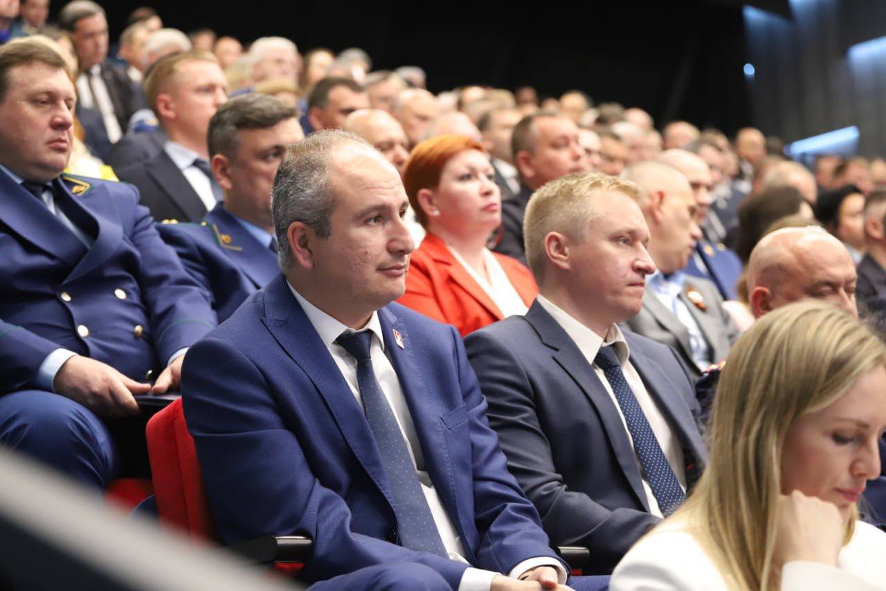 На Совбезе доложил Вениамину Ивановичу Кондратьеву о готовности Геленджика к высокому курортному сезону. Геленджик входит в сезон с полной мобилизацией всех служб. Прогнозируем принять более 4,7 миллионов гостей, только за майские праздники курорт уже посетили свыше 107 тысяч человек — это больше, чем в прошлом году. В этом году на курорте будет работать 74 оборудованных пляжа, все проверены водолазами и задекларированы в ГИМС. 25 пляжей адаптированы для маломобильных граждан — с пандусами и специальными кабинами для переодевания. Особое внимание — порядку на улицах и безопасности гостей. Будет задействовано дополнительно 159 сотрудников полиции, а также сформированы еще 4 сезонных поста в Кабардинке, Дивноморском, Архипо-Осиповке и Бетте. Помогают и казачьи дружины, в сезон будет задействовано 131 человек. Развиваем туристическую инфраструктуру: на сегодня открыто 15 пешеходных маршрутов, продолжается реализация второй очереди терренкура «Маркотх». С 17 марта введён особый противопожарный режим. Проведены учения, обновлены паспорта территорий, организованы обходы и встречи с жителями. Все службы переведены в режим повышенной готовности. Мы делаем всё, чтобы сезон прошёл безопасно и комфортно — для наших гостей и жителей.