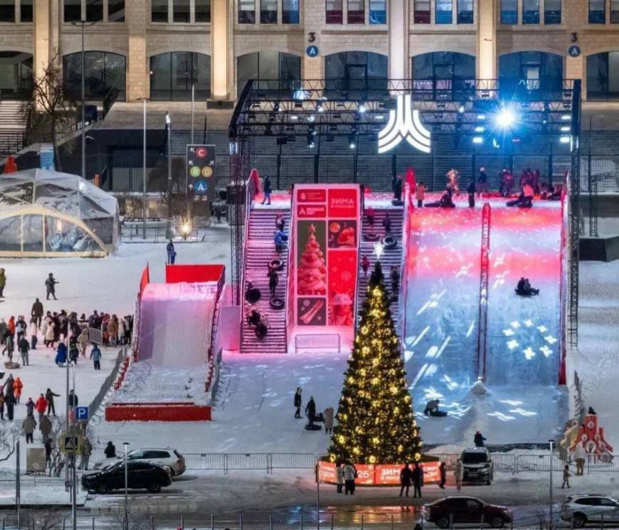 Из-за аномально теплой зимы в Лужниках досрочно закрыли горку для тюбингов и сноубордов.   «Нетипичные погодные условия этого сезона внесли коррективы. Горка для тюбингов и сноубордов в «Лужниках» закрывается на весь оставшийся зимний период и больше не будет доступна для посещения. Аномально теплая погода, частые оттепели и отсутствие стабильного снежного покрова сделали невозможным поддержание безопасных условий для катания», - объявили в департаменте спорта.