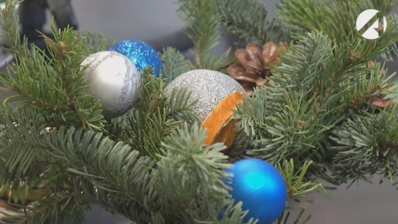 Каждый четвёртый астраханец обожает Новый год Подавляющее большинство жителей нашего региона встречает Новый год с добрыми эмоциями Согласно результатам исследования сервиса SuperJob 27 астраханцев признались что обожают Новый год Ещё 39 жителей региона относятся к празднику с любовью но без фанатизма а 24 сохраняют спокойное нейтральное отношение Отрицательные эмоции испытывают лишь 8 опрошенных из которых 7 не любят Новый год а 1 его даже ненавидят Женщины в Астраханской области чаще мужчин заявляют о страстной любви к празднику Среди молодёжи до 35 лет оказалось больше как фанатов 33 так и ненавистников 10 Нового года Респонденты состоящие в браке а также астраханцы имеющие детей в среднем любят праздник больше чем одинокие и бездетные жители региона Астрахань 24 в МАХ