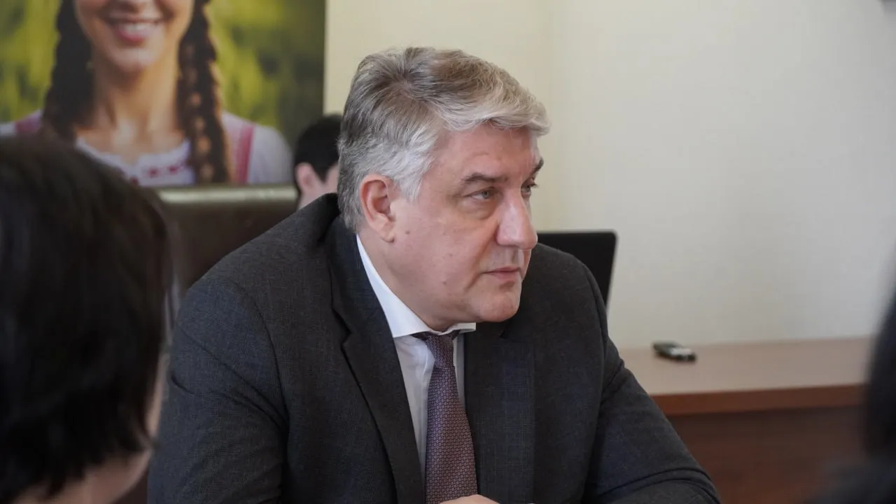 Врио мэра Нововоронежа Юрия Черенкова отправили в СИЗО до 6 июня Его обвиняют в получении взятки в крупном размере Черенков взял 160 тыс рублей за содействие в заключении муниципальных контрактов будучи в должности первого замглавы Павловского района Фото администрация Павловского района Мы в Мах