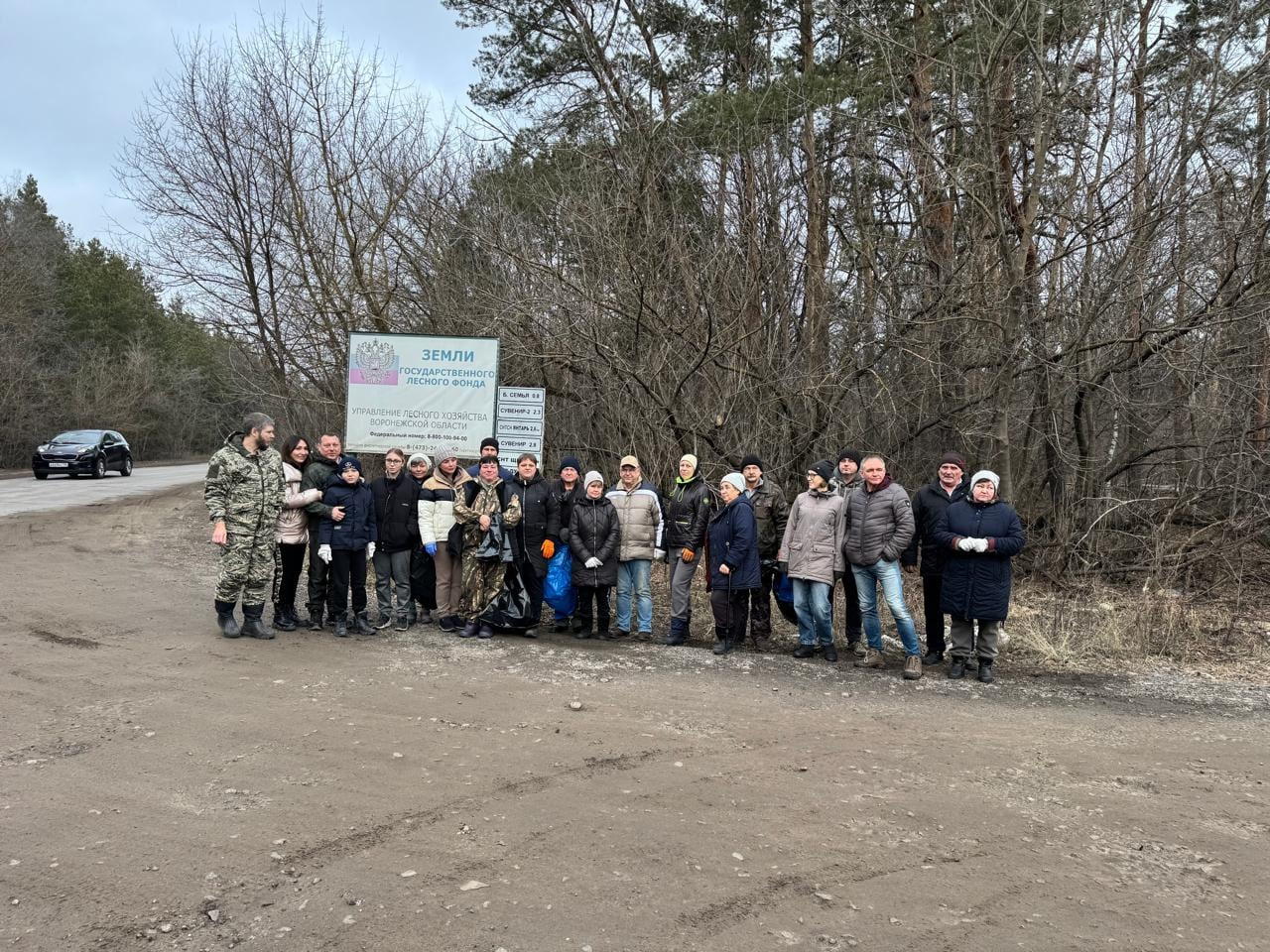 Теплая зима для воронежцев стала поводом заранее позаботиться о состоянии дачных участков  1 февраля члены шести СНТ: «Дубрава», «Большая семья», «Янтарь», «Сувенир», «Сувенир-2», «Щит» вышли на очистку от мусора местного леса и оврага.  Пройденные 6 км вдоль основной дороги и более 300 мешков отходов – таков промежуточный результат субботника, организованного председателем СНТ «Дубрава» Руслана Есаулова. По его мнению, зимняя уборка – это только первый шаг к воспитанию у дачников.  «На прошлой неделе посетил Центр экологической политики, обсудили насущные проблемы. Одна из них – в СНТ не заезжают машины регионального оператора по обращению с отходами, и недобросовестные дачники оставляют мусор где придется. Более 60 наших ответственных граждан решили не дожидаться весенней распутицы и заняться уборкой сейчас», – прокомментировал господин Есаулов.  Представители Центра экологической политики поблагодарили активистов за высокую экологическую ответственность.  «Спасибо садоводам СНТ «Дубрава» и председателю Руслану Есаулову за неравнодушие к окружающей среде и показательный пример экологически ответственного образа жизни!», – отозвались в общественной организации.