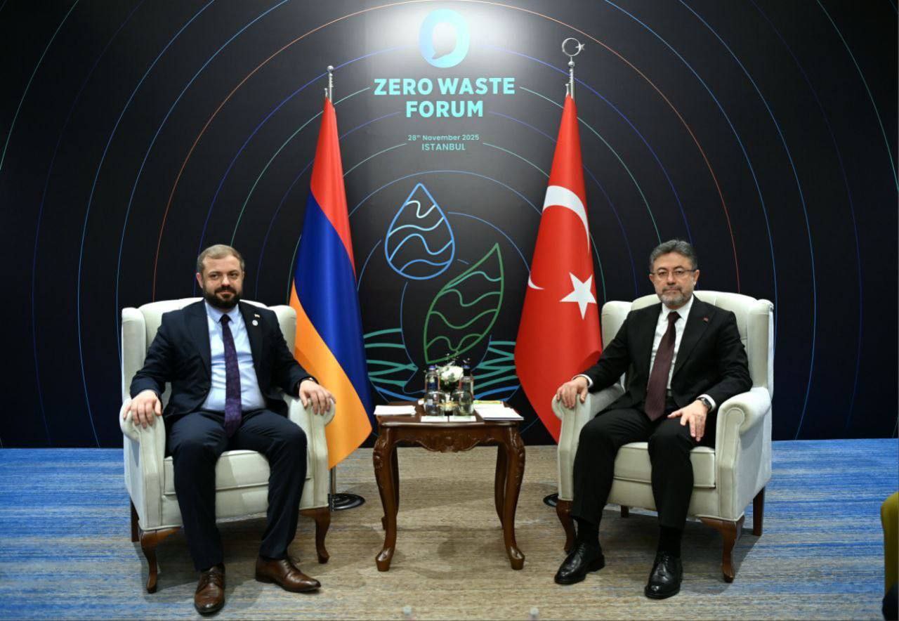 Папоян обсудил с министром сельского хозяйства Турции новые торговые возможности в рамках TRIPP Министр экономики РА Геворг Папоян встретился в Стамбуле с министром сельского и лесного хозяйства Турции Ибрагимом Юмаклы Об этом сообщает пресс служба Минэконоки Армении Были обсуждены возможности возобновления работы железнодорожной линии Карс Гюмри новые экономические логистические и торговые возможности для двух стран открывающиеся в рамках программы TRIPP В ходе беседы обсуждались возможности диверсификации рынков формирования новых логистических маршрутов и расширения взаимных экономических интересов говорится в сообщении Подписывайтесь на arkanewsagency