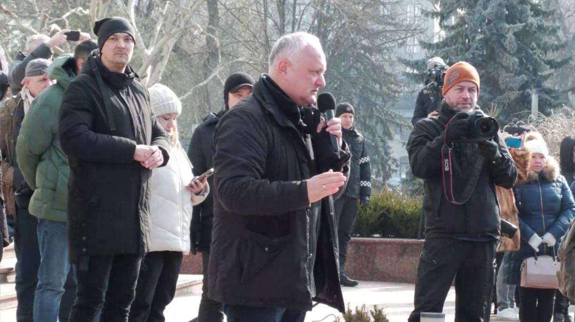 В Кишиневе проходит протест, организованный ПСРМ  У здания Администрации президента и парламента собрались сотни людей, на месте работает и полиция. Ранее лидер политформирования сообщал, что протест будет проходить без партийных флагов и призвал принять в нем участие всех желающих.