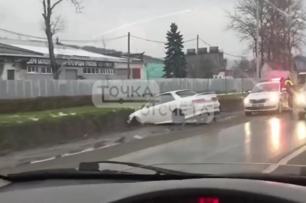 Автомобиль с четырехлетним ребёнком угнали на Сахалине  В Южно-Сахалинске угнали автомобиль с четырехлетним ребенком в салоне, сообщил Telegram-канал «ЧП, ДТП. Сахалин — Точка отсчёта».  Инцидент произошёл вечером 10 ноября на улице Огородной. Около 17:00 неизвестные угнали припаркованный у дома Toyota Mark II, в салоне которой находился четырёхлетний ребёнок, ждавший родителей. По словам владельца автомобиля, чтобы не тащить ребёнка по морозу, его оставили в машине с включённым мультфильмом и отлучились на несколько минут.  Угонщики, вероятно, не сразу заметили ребёнка. На одном из поворотов они остановились и высадили мальчика из машины. Родители, бежавшие за автомобилем, увидели это и испытали сильнейшее потрясение. К счастью, ребёнок не пострадал.  Позже автомобиль нашли разбитым в кювете на проспекте Мира, угонщики скрылись. Владелец машины считает, что они могли следить за ним и ждали удобного момента, так как в салоне остались нетронутыми 50 тысяч рублей. Личности преступников пока не установлены, правоохранительные органы проводят проверку.    Прислать новость    -Сахалин