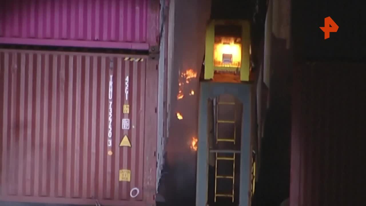 Пожар на контейнеровозе в порту Лос-Анджелеса: более 100 пожарных на месте