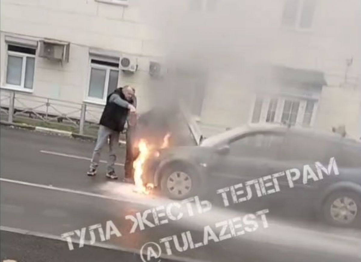 В Туле на улице Станиславского загорелось легковое авто   newstula ru fn 1734231 html Утром 6 октября туляки стали свидетелями пожара произошедшего прямо на дороге на улице Станиславского кадрами они поделились в соцсетях Обеспокоенный водитель отчаянно пытался потушить легковое авто   Прислать новость Подписаться