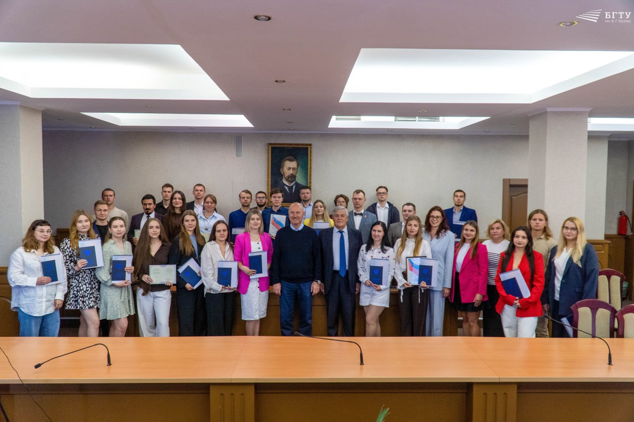 Руководство страны и БГТУ им В Г Шухова поздравили аспирантов 21 января в России отмечается День аспиранта Заместитель Председателя Правительства Дмитрий Чернышенко и Министр науки и высшего образования Валерий Фальков поздравили более 125 тысяч молодых исследователей подчеркнув их ключевую роль в обеспечении технологического суверенитета страны Сегодняшние аспиранты это будущее нашей науки и технологий те люди которым предстоит продолжить важную работу для обеспечения технологического лидерства нашей страны отметил Дмитрий Чернышенко Он напомнил слова Президента Владимира Путина о том что настоящий ученый это человек увлеченный своей работой и пожелал аспирантам успешной защиты диссертаций Министр Валерий Фальков сообщил о планомерном увеличении бюджетных мест в аспирантуре на 2026 27 учебный год выделено порядка 18 2 тысяч мест Целью всех изменений является совершенствование аспирантуры как одного из главных элементов развития отечественной науки от которой напрямую зависит безопасность и процветание нашей страны подчеркнул министр С профессиональным праздником аспирантов поздравил и и о ректора БГТУ им В Г Шухова Сергей Глаголев Поздравляю с Днём аспиранта профессиональным праздником тех кто движется вперёд в науке и образовании Вы молодое поколение исследователей чей вклад важен для прогресса родной Белгородской области и для обеспечения научно технологического лидерства всей нашей страны Сегодня мы объединяем усилия в стремлении к этим великим целям сказал и о ректора Сергей Глаголев отметил динамичный рост интереса к научной карьере в университете Если в 2024 году в аспирантуру БГТУ им В Г Шухова было зачислено 70 человек то в 2025 году этот показатель вырос до 95 новых аспирантов В настоящее время общая численность аспирантов в университете составляет 320 человек что формирует мощный научно исследовательский резерв Mах ВК Rutube Сайт Абитуриентам