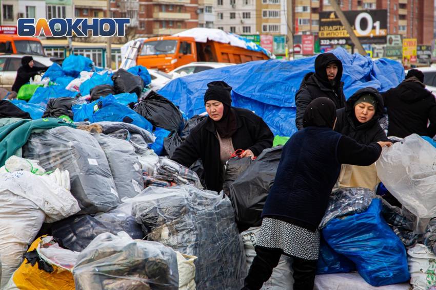 МВД Ростовской области выявило более 370 случаев незаконного размещения мигрантов  В 2024 году было возбуждено более 260 уголовных дел по нарушениям в сфере миграции. Об этом сообщил временно исполняющий обязанности начальника регионального управления по вопросам миграции Дмитрий Блинов на пресс-конференции с журналистами.   Дмитрий Блинов сообщил, что 377 владельцев жилья были оштрафованы на сумму от 2 до 5 тысяч рублей за предоставление убежища нелегальным иностранцам. Пять юридических лиц, оказывавших такие услуги, также получили штрафы от 400 тысяч рублей.   Работа  Авто    Глэмпинг