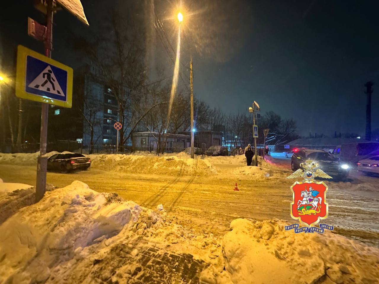 Девочку которую сбили в подмосковном Кучино родители перевозили на санках В полиции уточняют что семья переходила проезжую часть по нерегулируемому пешеходному переходу Пострадавшей всего 5 лет По данным msk1 news сейчас она в очень тяжелом состоянии MSK1 в MAX Прислать новость