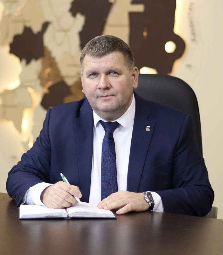 Назначен новый руководитель комитета ветеринарии Волгоградской области Им стал 49 летний Алексей Солонин который до недавнего времени занимал должность главы Ольховского муниципального района Новый руководитель комитета выпускник ВолгГТУ кандидат сельскохозяйственных наук Имеет большой опыт работы на предприятиях в АПК отмечают в администрации региона Фото телеграм канал Алексея Солонина vetandlife Наши каналы