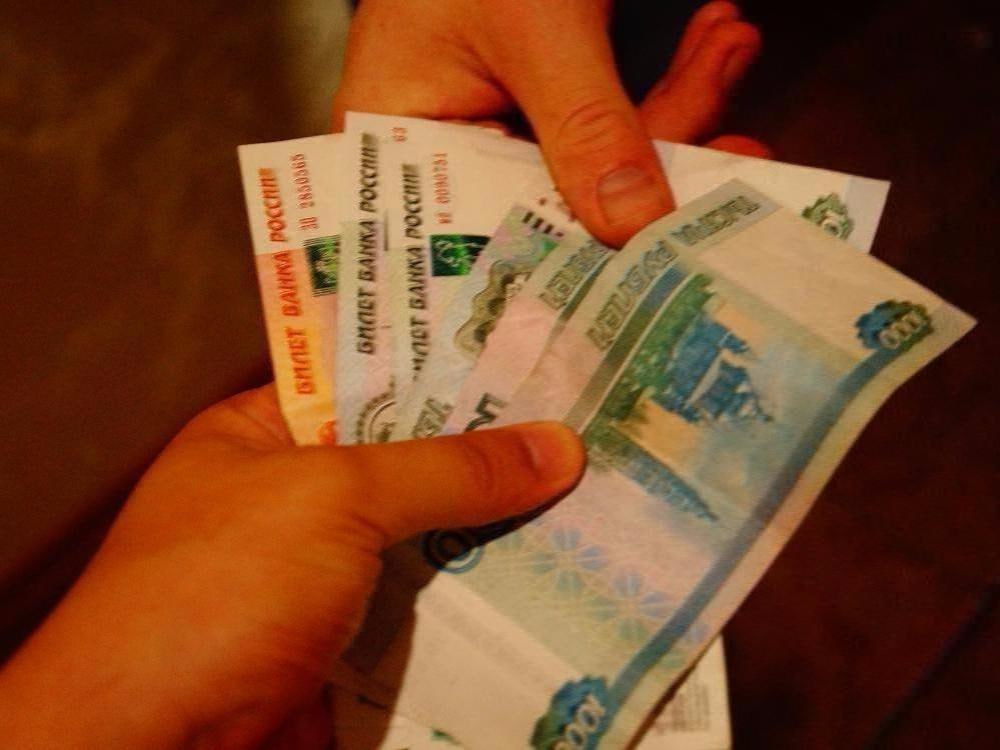 Дело котласских коррупционеров сдававших гостехнику в частный подряд передано в суд На скамье подсудимых вскоре окажутся начальник транспортного цеха начальник цеха КНС МП Горводоканал и местный бизнесмен Всех троих обвиняют по коррупционным статьям Троим фигурантам вменяют целый ряд уголовных статей ч 3 ст 290 УК РФ Получение взятки в значительном размере ч 3 ст 291 УК РФ Дача взятки должностному лицу в значительном размере п в ч 5 ст 290 УК РФ Получение взятки в крупном размере п е ч 3 ст 286 УК РФ Превышение должностных полномочий повлекших существенное нарушение прав и законных интересов организаций общества и государства ч 3 ст 291 п б ч 4 ст 291 УК РФ Дача взятки должностному лицу в значительном и крупном размерах По версии следствия обвиняемые в 2024 году за денежное вознаграждение в общей сумме более 300 тысяч рублей передавали на системной основе специальную технику предприятия местному предпринимателю Вину в совершении инкриминируемых им преступлений двое обвиняемых признали в полном объеме третий частично Уголовное дело возбуждено по материалам РУФСБ России по Архангельской области и направлено в Котласский городской суд для рассмотрения по существу