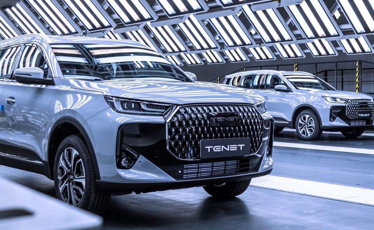 В Калуге выпущен 30 тысячный автомобиль Tenet Калужский завод АГР Холдинг запущенный в июле 2025 года произвёл уже 30 тысяч автомобилей бренда Tenet Предприятие работает по полному циклу со сваркой окраской и сборкой и выпускает три кроссовера T7 T4 и T8 autonews youtube