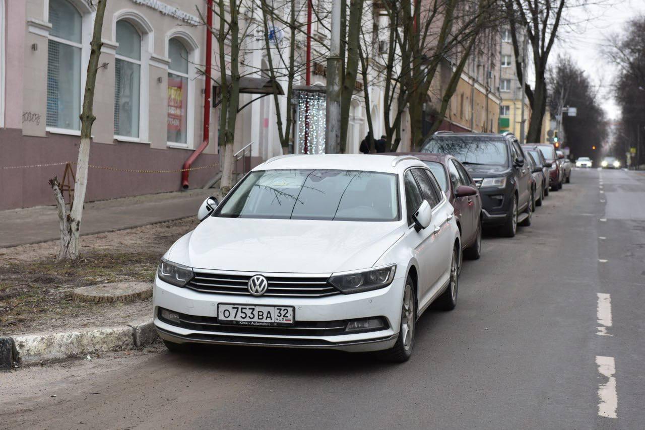 Брянский губернатор призвал автолюбителей к порядку  Александр Богомаз обратился к тем водителям, которые игронируют дорожные знаки:  «Продолжим работу по улучшению транспортного сообщения в областном центре. Советский район — один из самых загруженных, расширение улицы Горького позволит разгрузить участок от Славянского моста до проспекта Ленина, где всегда много машин. Мало того, что этот участок сейчас двухполосный, так одна полоса еще и постоянно используется водителями как место для парковки, несмотря на запрещающий знак.   Хочу призвать владельцев автомобилей к соблюдению правил дорожного движения, а контролирующие службы — усилить работу по фиксации нарушений!»  Кстати, по улице Горького проблемный участок не только от улицы Калинина до проспекта Ленина. Чуть выше, напротив парка, где расположено подразделение областного УМВД, очень часто водители паркуются прямо на тротуаре. И, очевидно, ничего не боятся, так как одни и те же машины с «блатными» номерами постоянно припаркованы с нарушением. Хотелось, чтобы ГАИ обратили внимание и на это.