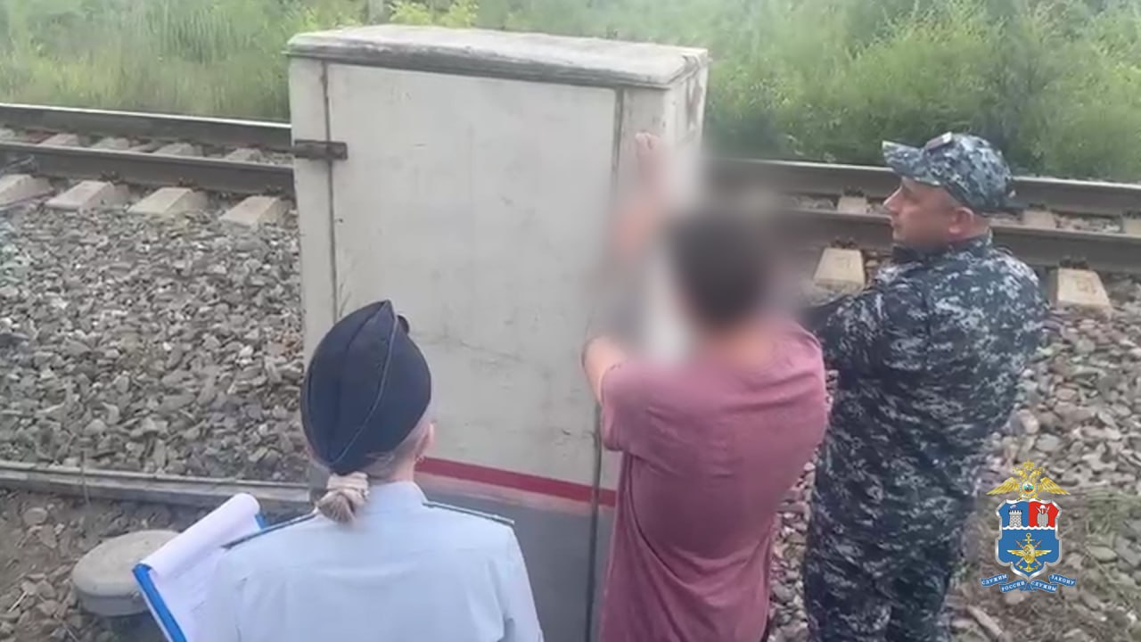 На железнодорожной станции в Батайске подожгли релейный шкаф. Случилось это минувшей ночью. 28-летний парень взломал шкаф, предназначенного для автоблокировки сигнальной установки, облил его зажигательной смесью, поджёг и скрылся. Парня задержали быстро. Оказалось, теракт он совершил по наводке куратора в мессенджере в обмен на деньги. Следком возбудил дело по соответствующей статье. Парня поместили под стражу. Подписаться Прислать нам новость