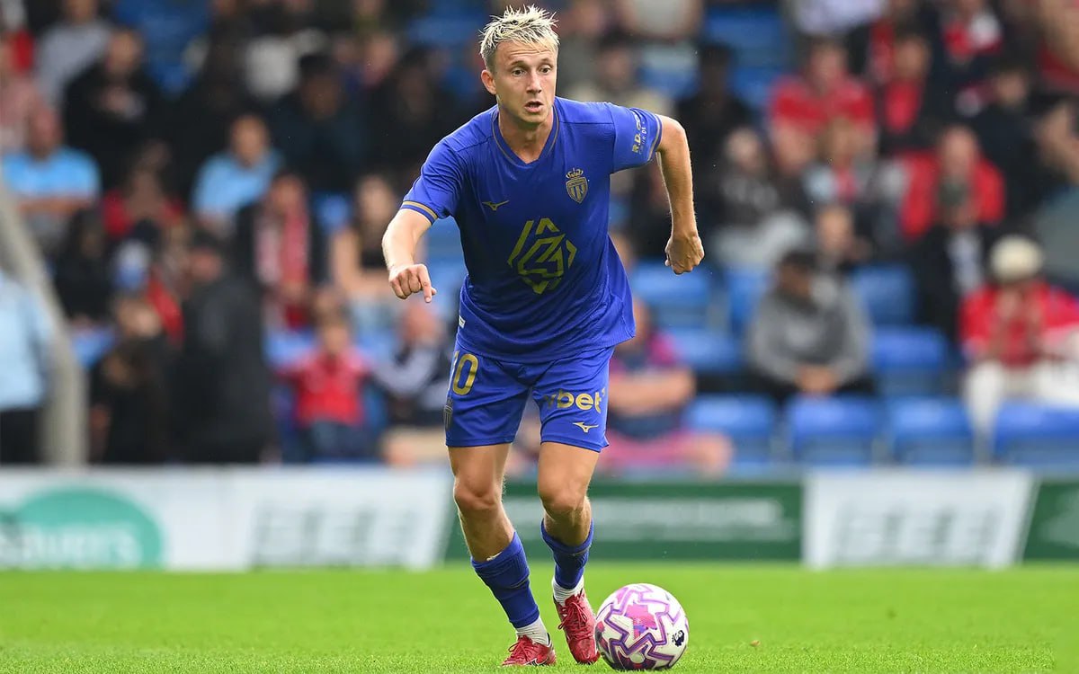 Голевая передача Головина помогла Монако победить ПСЖ в чемпионате Франции Монако на домашней арене обыграл Пари Сен Жермен в матче 14 го тура французской Лиги 1 Монегаски открыли счет на 68 й минуте Такуми Минамино отличился после передачи российского полузащитника Александра Головина Итоговый счет 1 0 в пользу хозяев Отметим что Монако заканчивал матч в меньшинстве после удаления Тило Керера на 80 й минуте Российский вратарь ПСЖ Матвей Сафонов провел всю игру на скамейке запасных