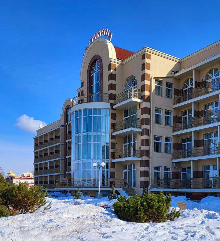 Сотрудники не могут прорваться в Ривьеру после внезапного закрытия гостиницы В соцсетях гостиницы появилась информация о том что арендодатель в одностороннем порядке расторг договор аренды и прекратил доступ организации к помещениям без какого либо предварительного уведомления В результате персоналу заблокировали доступ к документации материальным ценностям программам телефонии и прочему оборудованию Сотрудники не могут забрать даже личные вещи Возвраты по действующим бронированиям постояльцам пообещали произвести в ближайшее время Будь в курсе событий везде ОК VK MAX