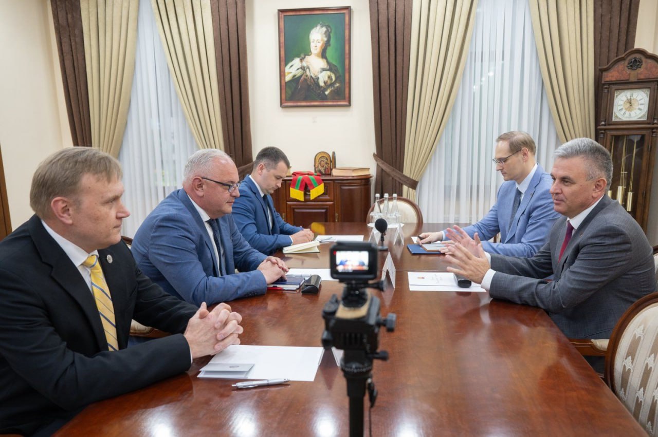 Президент ПМР Вадим Красносельский принял чрезвычайного и полномочного посла Украины в Молдове Пауна Роговея. В украинскую делегацию также вошли представитель Украины в приднестровском урегулировании Марко Шевченко и представитель Украины в ОКК Нестор Ильницкий. Главные темы встречи: Переговоры по молдо-приднестровскому урегулированию простаивают. Приднестровье продолжает помогать беженцам из Украины. Около полусотни беженцев проживают центре временного пребывания. Больше четырех сотен детей из Украины учатся в приднестровских школах, свыше 170 посещают детские сады. Экономические отношения Приднестровья и Украины минимизированы. Вадим Красносельский выразил надежду, что в перспективе связи и контакты будут возобновлены. Посол Украины Паун Роговей отметил, что не снят с повестки вопрос возобновления работы пункта консульского обслуживания на территории Приднестровья.