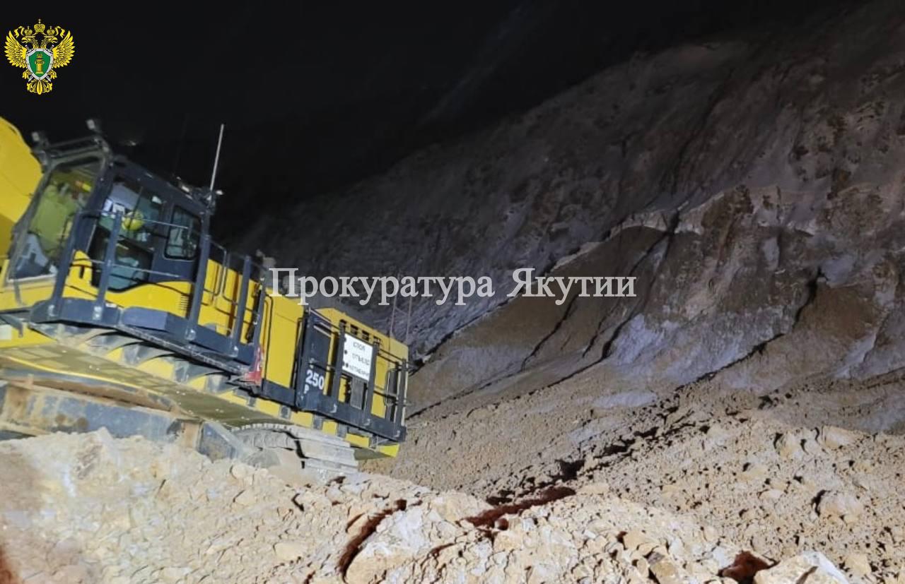 1 миллион рублей за перелом ноги после схода породы Прокуратура встала на сторону жителя Иркутска, который пострадал при осыпи горной массы в ноябре 2024 года. Мужчина получил открытый перелом нижней трети правой бедренной кости со смещением отломков. это квалифицируется как тяжкий вред здоровью. «Прокуратура обратилась с иском в суд о взыскании в пользу заявителя с работодателя компенсации морального вреда. По результатам рассмотрения утверждено мировое соглашение», - сообщили в ведомстве. Стороны сошлись на том, что потерпевшему будет выплачена компенсация морального вреда в 1 миллион рублей. Деньги уже направлены мужчине. Фото: прокуратура РС Я