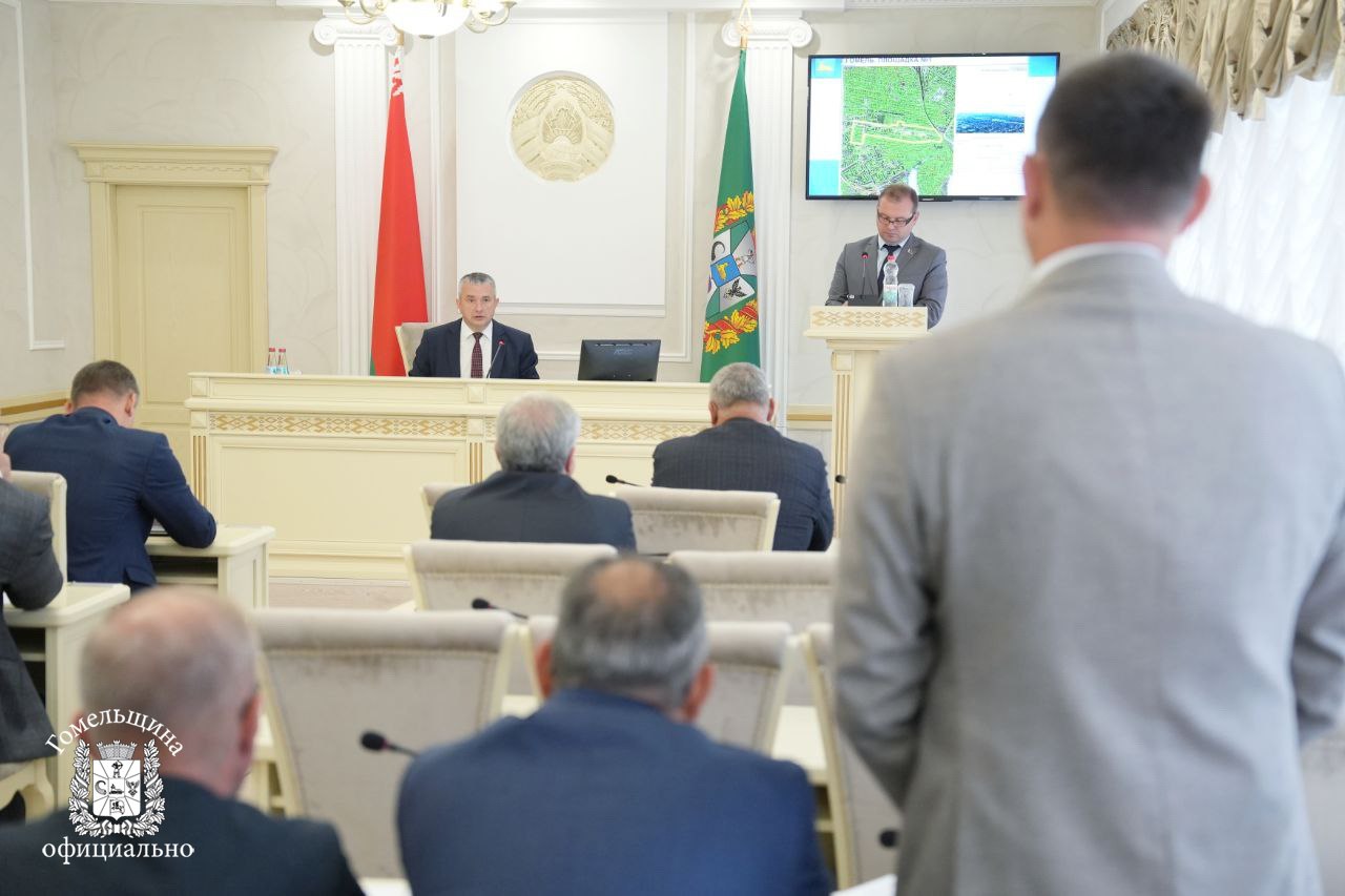 В ближайшие годы в Гомеле реновации подлежат 12 площадок Определены зоны под многоквартирные дома их строительство осуществляется в соответствии с генеральным планом К площадкам которые предусмотрена индивидуальная жилая застройка необходимо оперативно провести современные сети и необходимые коммуникации подчеркнул глава региона Иван Крупко При планирование не должно быть абстракции нужна конкретика подытожил председатель облисполкома