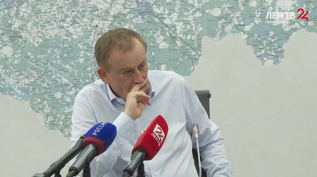 Александр Дрозденко поручил разобраться с небезопасной автобусной остановкой в деревне Ивановка Во время прямой линии с губернатором Ленинградской области Александром Дрозденко жительница деревни Ивановка Веревское поселение, Гатчинский округ озвучила проблему, которая уже два года остается без решения. По ее словам, единственная автобусная остановка находится за пределами деревни, и добираться до нее приходится по оживленной трассе без освещения. Особую тревогу вызывает безопасность детей: начальная школа находится в Гатчине, и ежедневно несколько школьников вынуждены добираться до автобусной остановки пешком по обочине шоссе, по которому активно движутся фуры в сторону полигона. Глава региона признал ситуацию опасной и пообещал направить дорожников и представителей профильных комитетов на место для оперативного осмотра и поиска решения. Среди предложенных вариантов — установка освещения на существующей остановке, организация школьного автобуса и возвращение остановки в границы деревни. «Остановка должна быть максимально приближена к людям. Надо обеспечить безопасность, освещенность. Возможно, стоит сделать тротуар до остановки или разворотное кольцо, чтобы автобус заходил в деревню», — подчеркнул Александр Дрозденко. Губернатор поручил комитету по транспорту, «Ленавтодору» и представителям муниципалитета выехать на место и обсудить варианты решения совместно с жителями. Online47 — Всё о Ленобласти и не только