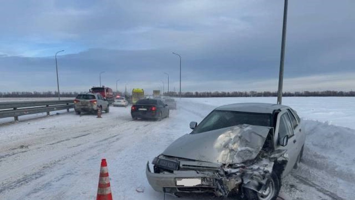 В Самарской области молодой водитель устроил массовое ДТП на Обходе Тольятти 23 февраля В понедельник 23 февраля на 78 м километре автодороги Обход Тольятти произошло ДТП с участием трех машин По предварительным данным ГУ МВД России по Самарской области вечером около четырех часов молодой водитель на ВАЗ 21121 не рассчитал безопасное расстояние до ехавшей спереди иномарки Kia Sorento под управлением 70 летнего водителя и врезался в нее От сильного удара Kia отбросило на еще один автомобиль Renault Duster который двигался в том же направлении В результате аварии пострадал сам виновник ДТП 19 летний парень за рулем отечественной легковушки Медики оказали ему помощь прямо на месте но от поездки в больницу он отказался В настоящее время сотрудники полиции устанавливают все обстоятельства произошедшего ГУ МВД России по Самарской области ГТРК Самара MAX lВК lОК lСАЙТ