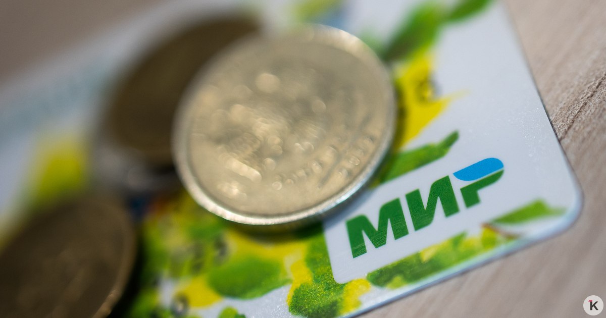 Полежайкин из Папиных дочек задолжал больше двух миллионов рублей Казакова внесли в реестр ещё 8 сентября его задолженность составляет 224 тысячи рублей Однако общая сумма задолженности актёра по семи исполнительным производствам превышает 2 3 миллиона рублей из которых по кредитным платежам кроме ипотеки уже почти составляет 1 8 миллиона рублей По словам самого актёра он появился в реестре из за алиментов на которые подала его бывшая супруга на их общего сына и на её дочь над которой Казаков признал отцовство будучи в браке На алименты она подала ещё года 3 4 назад а потом мне пришлось приходить в суд и доказывать что сын всё это время проживает со мной а не с ней сказал Казаков Он пояснил что дочь над которой он признал отцовство не проживает ни с ним ни со своей матерью До этого актёр предлагал своей бывшей супруге забрать заявление о взыскании с него алиментов и пообещал не подавать встречный иск к жене о взыскании с неё алиментов на сына