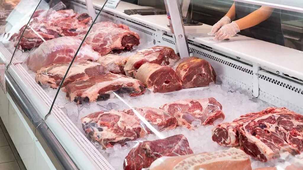 Дагестан уступил Ставрополью в части объемов производства мяса в 2025 году В 2025 году агропромышленный комплекс Дагестана увеличил объемы производства По итогам года республика произвела 276 тысяч тонн мяса включая мясо птицы Это на 1 6 больше чем в предыдущем 2024 году Несмотря на рост Дагестан не стал лидером в этом сегменте среди субъектов Северо Кавказского федерального округа заняв вторую строчку Первое место сохранил Ставропольский край с результатом в 521 тысячу тонн мяса