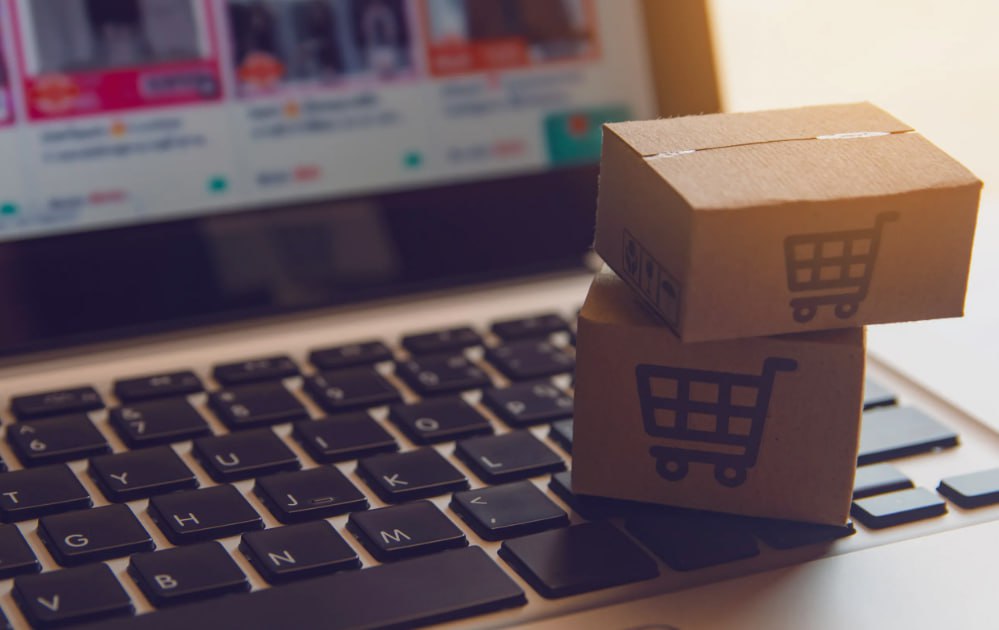 Минэкономразвития планирует запустить в 2026 году реестр посреднических цифровых платформ Речь идет о цифровых сервисах которые обеспечивают взаимодействие продавцов и покупателей товаров работ или услуг в том числе с использованием собственных технических средств для оформления и оплаты сделок В публичной части реестра планируется размещать базовые сведения о платформе и ее операторе По словам экспертов реестр задуман как точка сборки всей регуляторной логики вокруг маркетплейсов и сервисов посредников Его ключевая функция зафиксировать круг субъектов которые управляют доступом продавцов и исполнителей к рынку формируют правила торговли и аккумулируют экономическую власть fatcat18