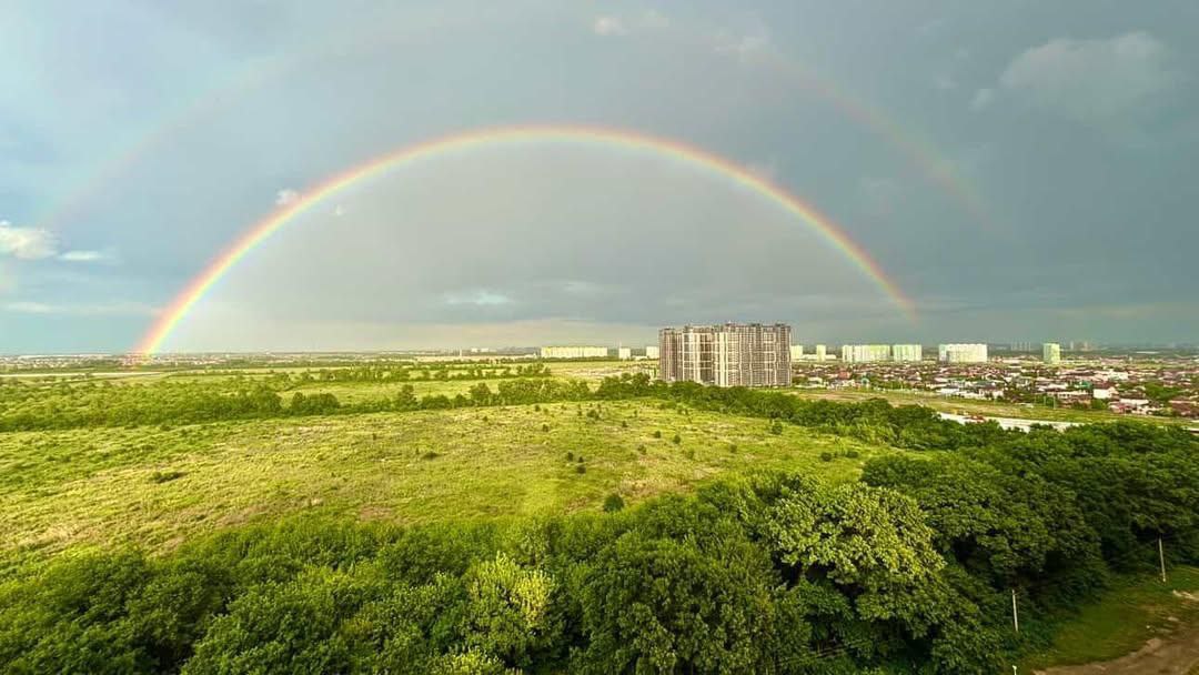 В Краснодаре прошёл сильный дождь, град. Потом появилась радуга. Красота