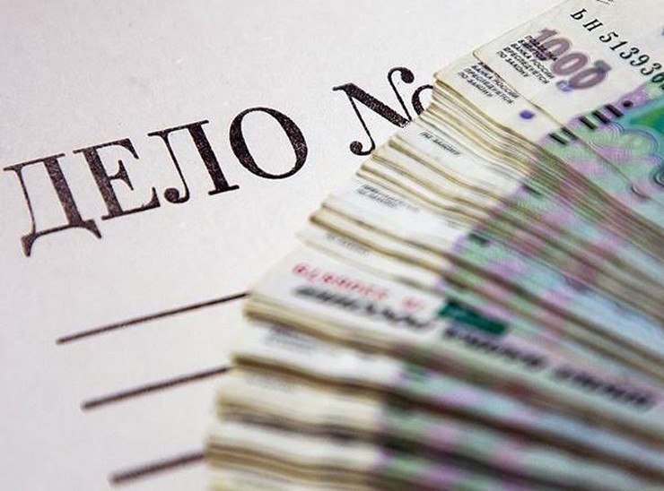 Прокуратура Тюменского района направила в суд уголовное дело об уклонении от уплаты задолженности свыше 10 млн рублей Прокуратура Тюменского района утвердила обвинительное заключение в отношении 49-летнего директора коммерческой организации. Он обвиняется по ч. 1 ст. 177 УК РФ злостное уклонение руководителя организации от погашения кредиторской задолженности в крупном размере после вступления в законную силу соответствующего судебного акта . По версии следствия, в период с июля 2023 года по январь 2025 года обвиняемый, зная о наличии в отношении возглавляемой им организации исполнительного производства о взыскании задолженности по кредитным обязательствам в пользу банка в размере более 10 млн рублей, имея реальную возможность по ее погашению, открыл иные банковские счета и через них вывел поступившие в организацию денежные средства в сумме свыше 25 млн рублей. Уголовное дело направлено в Тюменский районный суд.