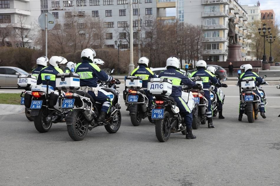 Полиция в Екатеринбурге получила новую партию мотоциклов. После торжественной передачи ключей от новых байков полицейские отправились на патруль. Как по вашему, крутые мотики? Подписаться Новости Екатеринбурга