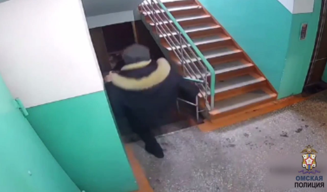 В полиции возбудили уголовное дело за умышленное причинение тяжкого вреда здоровью после драки двух омичей в Нефтяниках По предварительным данным на улице Коммунальной произошел инцидент между соседями 47 летний мужчина в подъезде забрызгал перцовым баллончиком 57 летнего омича а тот начал бить его руками и ногами Пострадавший потерял сознание а другие соседи ставшие свидетелями конфликта вызвали ему скорую В больнице у мужчины диагностировали черепно мозговую травму перелом носа челюсти и ребер сообщили в пресс службе регионального УМВД Фигуранта 57 летнего омича оперативники задержали по месту жительства Свои действия он объяснил неприязненными отношениями с соседом рассказали в ведомстве Агрессивного мужчину отправили под домашний арест Известно что раньше его уже судили за побои Будьте в курсе даже офлайн NGS55 в MAX