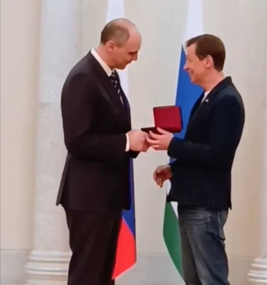 Какая #гордостьтагила! Художественный руководитель Игорь Булыгин и актер Сергей Зырянов из Нижнетагильского драмтеатра получили высокие государственные награды. Игорю Булыгину присвоено звание «Заслуженный деятель искусств России», а Сергей Зырянов награждён медалью «За труды в культуре и искусстве». Церемония прошла в великолепном Доме Севастьянова — уральской резиденции президента. Награды вручал и.о. губернатора Денис Паслер. Настоящее признание таланта и преданности искусству! Подписаться Присылайте фото, видео и новости