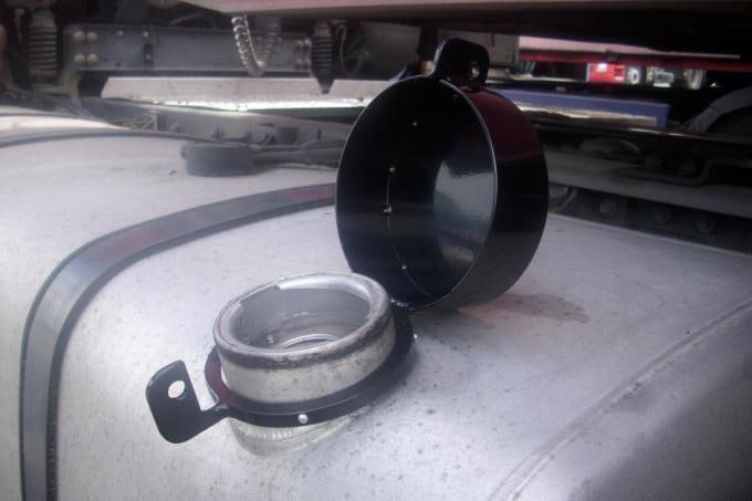 Правительство Литвы подготовило еще один сюрприз На этот раз для дальнобойщиков из Беларуси и России Литовское правительство вводит ограничения на количество топлива которое можно ввозить в баках грузовых автомобилей из третьих стран за исключением ЕЭЗ без уплаты импортных пошлин Как показал таможенный мониторинг грузовики из России и Беларуси около 7 1 тыс в месяц въезжают в Литву с полными баками а выезжают практически с пустыми Рассматривается лимит в 200 л на грузовик по аналогии с практикой соседних стран например в Польше 600 литров в Латвии 200 литров Ожидается что новый порядок может вступить в силу с 1 июля 2026 года