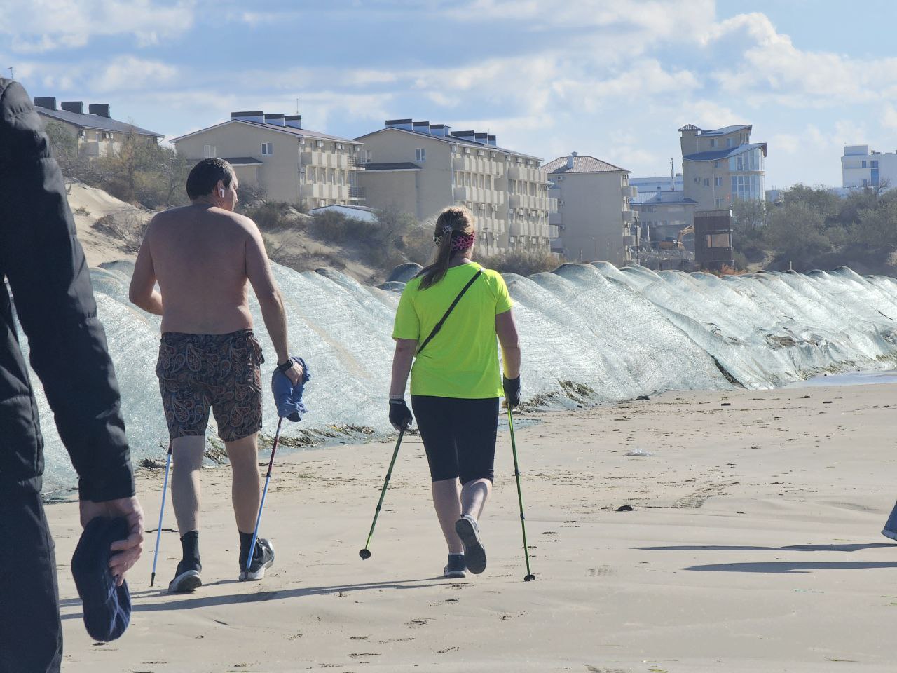 Вот пишут Турпоток в Анапу снизился на 61 в этом году С января по сентябрь в Анапе отдохнули 1 7 млн человека без учета однодневных туристов За аналогичный период прошлого года цифра достигла 4 3 млн человек Такие данные привели в министерстве курортов туризма и олимпийского наследия края По моим ощущениям на 90 А что думаете вы Анапа Подпишись MoreOz Присылайте новости yurkaoz Я в МАХ Подпишись