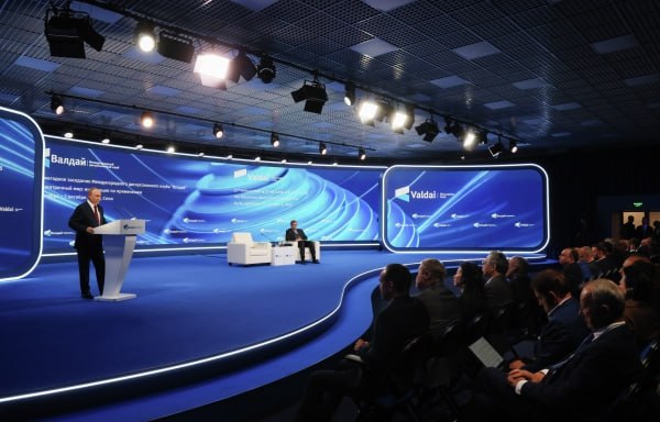 Владимир Путин не стал сравнивать себя с императором Об этом президент России заявил на пленарной сессии Валдая в Сочи Модератор встречи сообщил что на нынешних дискуссиях эксперты часто обращают внимание на ослабление институтов и международных структур На этом фоне возросла ответственность руководителей государств Он спросил российского лидера ощущает ли он себя как российский император Александр I который самолично вёл переговоры о будущем мироустройстве на Венском конгрессе Нет не ощущаю Александр I был императором а я избранный народом президент на определенный срок Это большая разница сказал Владимир Путин Подпишись на Говорит Москва