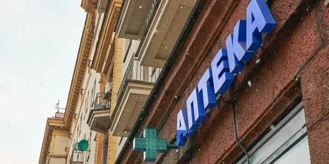 По итогам 2025 года доля несетевых аптек в общем объеме розничных продаж лекарств резко упала Если в 2024 году она составляла 18 то в 2025 м лишь 7 следует из данных DSM Group Количество таких независимых аптек сокращается уже не первый год если в 2022 году их было 12 2 тыс точек то уже в 2025 8 7 тыс магазинов 29 Малый бизнес закрывает свои аптеки пока общее число этих точек в стране растет за счет крупных федеральных игроков Их доля в общем объеме продаж аптечной розницы выросла с 41 в 2024 году до 50 в 2025 Маленьким игрокам аптечного ретейла становится все сложнее конкурировать с сетевыми игроками на фоне экономического кризиса и роста издержек говорят эксперты jkinvest news jkinvest