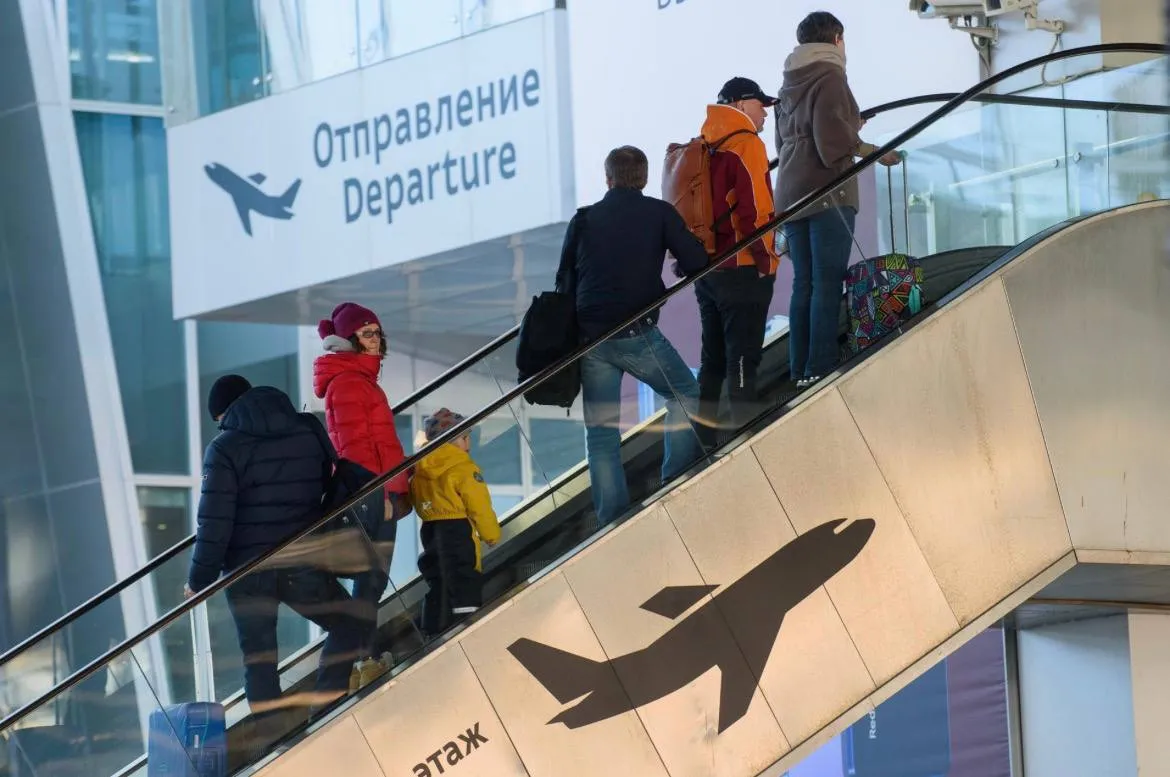 Из петербургского аэропорта Пулково запустят новые прямые рейсы в Горно Алтайск сообщили в пресс службе воздушной гавани Рейсы авиакомпании S7 начнут выполняться с 31 июля Уточняется что полёты будут проходить раз в неделю на Boeing 737 800 из Пулково по воскресеньям в 22 35 обратно в Петербург по пятницам в 17 25 Горно Алтайск в 2026 году в преддверии 8 Марта вошёл в список городов в которых туристы чаще всего бронировали загородное жильё весной Кроме того Алтай оказался в топ 10 направлений и на майские праздники по ранним бронированиям Добавим что сейчас Петербургу приходится конкурировать с Алтаем На фоне роста интереса туристов к Алтайскому краю и Камчатке в Северной столице снижается загрузка апарт отелей говорят эксперты в туристической отрасли Сергей Ермохин ДП Подписаться на ДП в Telegram MAX